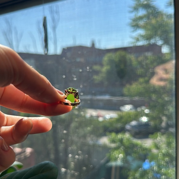 Vintage Green Oval Jade Ring in 18K Gold - Picture 2 of 9